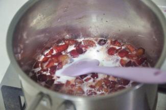 倒入牛奶，加热混合后关火。