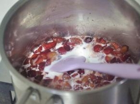 倒入牛奶，加热混合后关火。