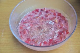 放入泡软的吉利丁片，搅拌至融化。