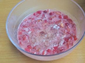 放入泡软的吉利丁片，搅拌至融化。