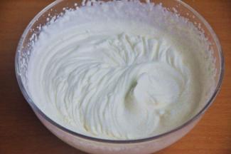 淡奶油中加入糖粉，中速打发，奶油打发到6.7成状态，奶油有淡淡的纹路。