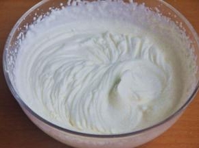 淡奶油中加入糖粉，中速打发，奶油打发到6.7成状态，奶油有淡淡的纹路。