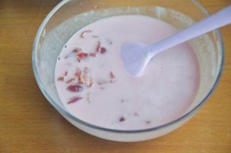 取一半奶油倒入冷却的车厘子牛奶中，混合均匀。