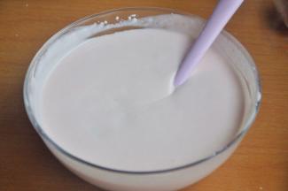 倒入剩下的奶油，翻拌均匀，细腻无结块。