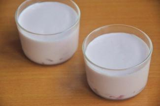 将慕斯液倒入玻璃杯中，冷藏3小时以上。