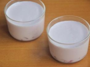 将慕斯液倒入玻璃杯中，冷藏3小时以上。