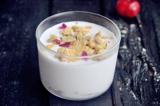 撒上适量的玫瑰麦片。