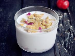 撒上适量的玫瑰麦片。