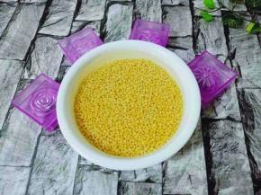 把绿豆清洗两遍，泡一夜，(天热记得要放冰箱冷藏哦)