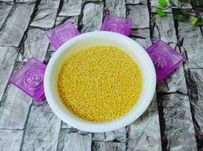 把绿豆清洗两遍，泡一夜，(天热记得要放冰箱冷藏哦)