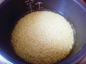 泡了一夜的绿豆倒入电饭煲中的加少量水，略高过绿豆一点点即可。