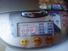 启动电饭煲精华煮饭键，鸣笛后，不要急着打开，闷15分钟。(不要加太多的水，那样容易溢出来)