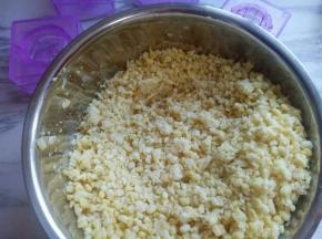 取出内胆，注意烫手，这时绿豆非常干爽。