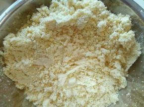 用勺子碾压就碎，成粉状。(怕麻烦也可以使用料理机)