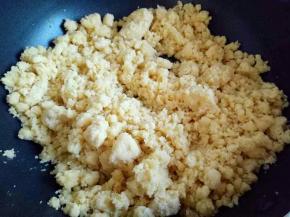 锅中加入一半的油，倒入一半的绿豆泥，炒至绿豆泥完全把油吸收，再加入一半的砂糖小火不断的翻炒。(分开炒比较容易，太多不好炒。所以这个量我分两次炒的)另一半我加了5g大麦苗粉炒的(^_^)