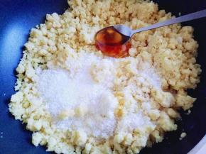 加入一勺麦芽糖，(可以不放)继续小火翻炒。