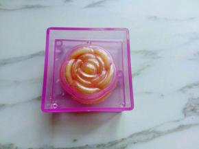 取45g绿豆泥，揉成团，放入“阳晨”磨具。轻松脱模。