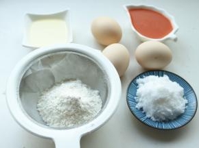 称好蛋糕所需要的材料。