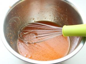 胡萝卜汁和玉米油混合，搅打到乳化状态。