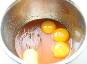 蛋黄蛋白分离，蛋黄加入胡萝卜玉米油内，拌匀。