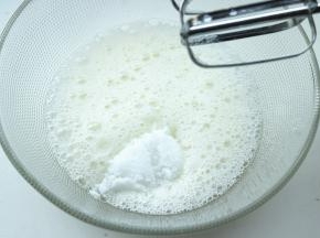 蛋白加入几滴柠檬汁，一点点盐，打发到粗泡状态一次性加入30克白糖。