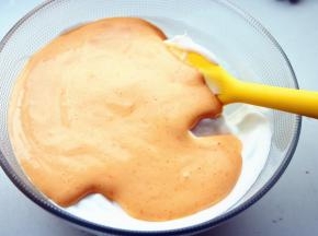 再倒回到剩下的蛋白里。