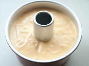 倒入模具，拇指压住烟囱，震几下模具，震出大泡。