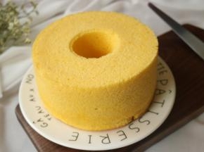 烤熟的蛋糕，很松软，弹性也很好，用手可以随便捏。