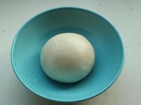 先准备面团，面粉加入水和盐，用筷子搅成絮状，再整理成光滑的面团，醒发20分钟。先用筷子可以避免手上黏上面团。