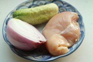 准备鸡胸和蔬菜。