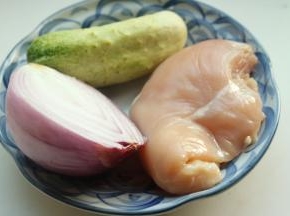 准备鸡胸和蔬菜。