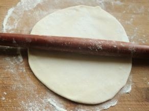 取一个剂子按平擀开。