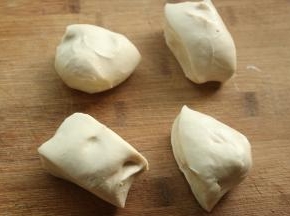 醒发好的面团分成四份。
