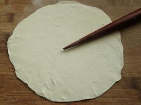 转圈用小擀面杖推开，饼会变的薄而均匀。
