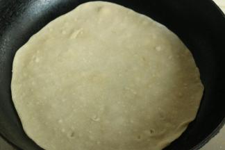 平底锅烧热，放入饼胚，注意观察，十几秒后会出现小泡泡，这时候就要翻面了。