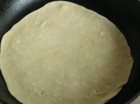 平底锅烧热，放入饼胚，注意观察，十几秒后会出现小泡泡，这时候就要翻面了。