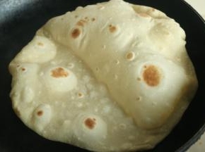 最后整张饼都鼓成了一个大泡，这时候就全部熟了。