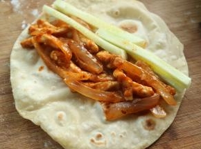 烙好的饼，铺上鸡柳和黄瓜条。