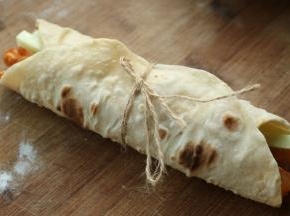 卷起来，鸡柳卷饼就做好了。