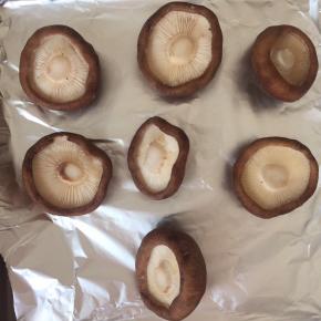 1:香菇洗干净，去蒂，摆入垫好锡纸的烤盘中，入烤箱180度烤30分钟。（水分变干，体积变小）