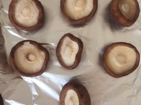 1:香菇洗干净，去蒂，摆入垫好锡纸的烤盘中，入烤箱180度烤30分钟。（水分变干，体积变小）