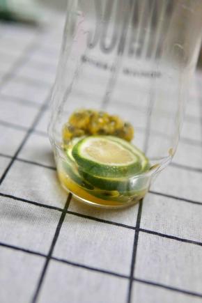 柠檬用盐清洗干净后切片