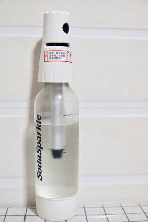 纯净水提前一晚放在冰箱冷藏后用苏打水机制作苏打水，（没有苏打水机就直接买现成的苏打水）