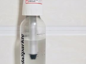 纯净水提前一晚放在冰箱冷藏后用苏打水机制作苏打水，（没有苏打水机就直接买现成的苏打水）