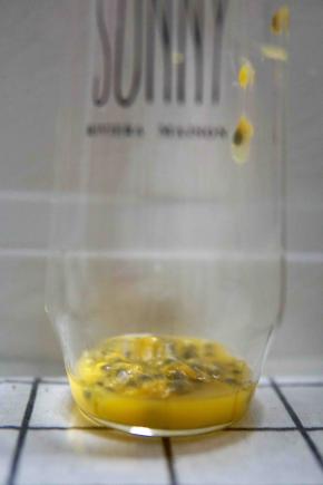 玻璃杯洗干净，百香果去皮，取籽和果肉