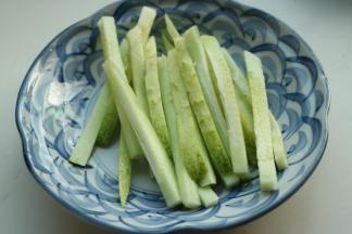 黄瓜切条。