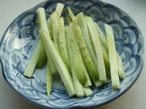 黄瓜切条。