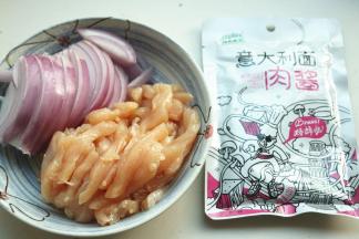 圆葱切粗丝，鸡胸肉切粗丝，准备一袋酷客壹佰的肉酱。