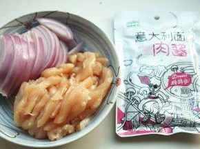 圆葱切粗丝，鸡胸肉切粗丝，准备一袋酷客壹佰的肉酱。