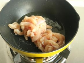 炒锅放入花生油，下入鸡柳滑散。